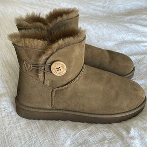 UGG Size 11- Bailey Button- DRK Brown- EUC- Women